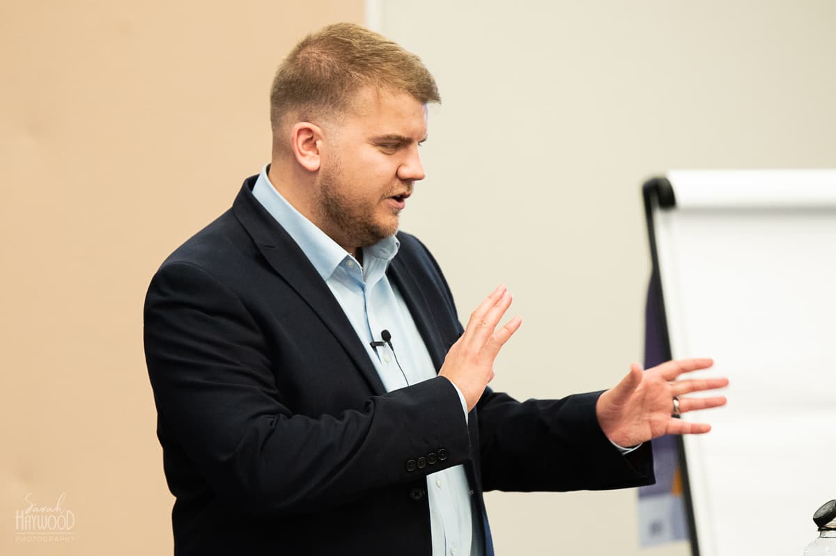 Luke Thompson delivering live sales training